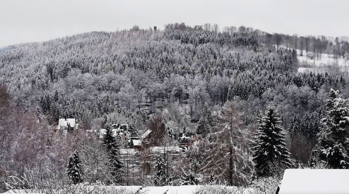 ThomasBartels83's tweet photo. Der Blick heute von Annaberg hinüber zum 648,8 m hohen Schreckenberg in Frohnau. 🏔️☃️🌨️❄️ #Frohnau #Erzgebirge #Annaberg #Schreckenberg @WirtschaftImERZ @EErzgebirge @MDRAktuell @MDR_SN https://t.co/3pu18XECTK