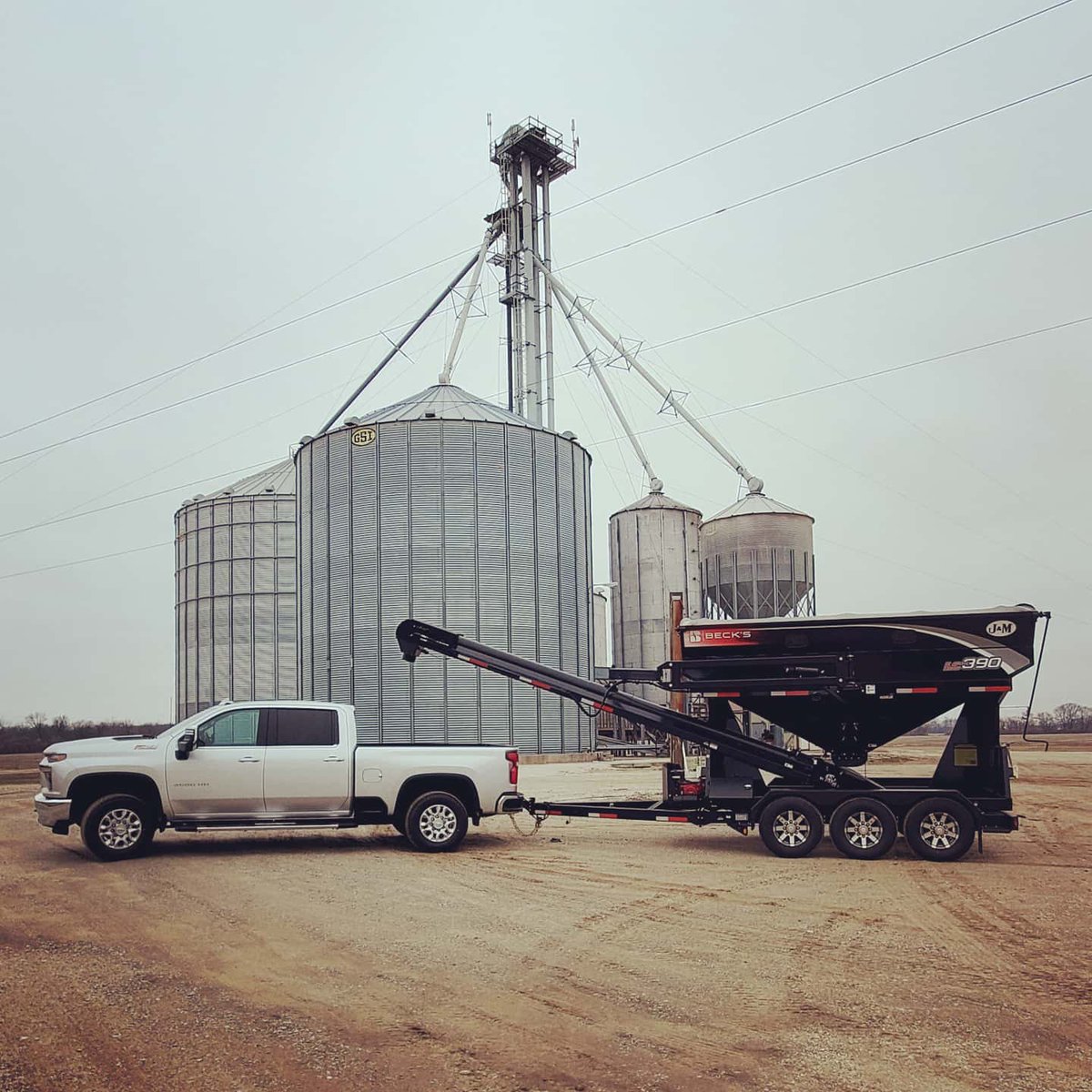 SeedSeitzinger's tweet photo. We were excited to deliver these great shareholder/commitment reward items to their new owners!
If you would like to learn more about the program, give us a call at 812-381-3123. There is still time to place an order for #plant20
#seitzingerseed #beckshybrids https://t.co/iPoInVIut3