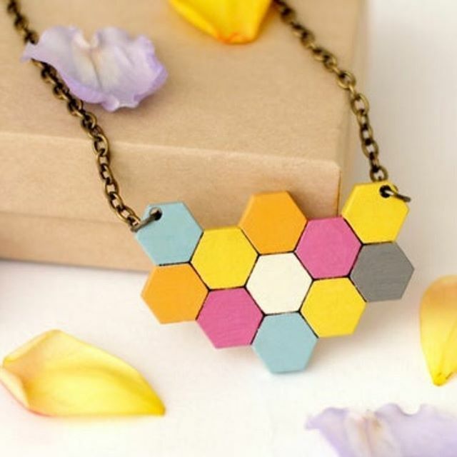 CDesignWild's tweet image. ✨ Stock clearance ✨ 
Honeycomb necklace small £5
5 available

UK postage £1.50, I will combine items. Please ask about overseas postage.

Please comment below saying YES and the quantity you’d like, then I’ll DM you to arrange payment 👇 ift.tt/36V242D
