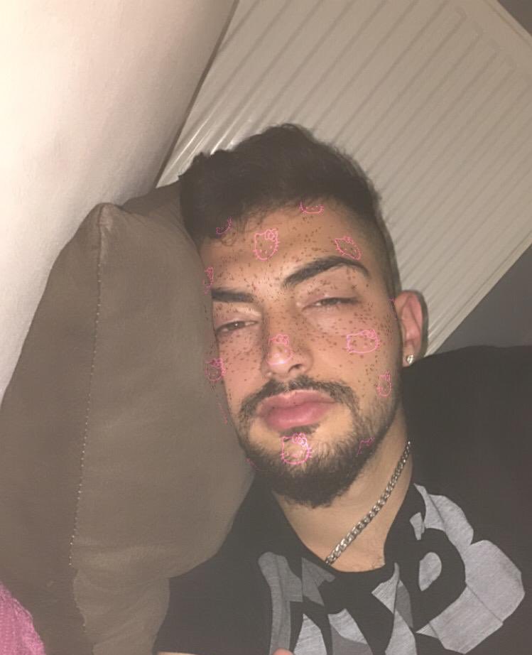 akasvmo's tweet photo. Neden böyle bir fotoğrafım var galerimde https://t.co/6L2DvvDe7y
