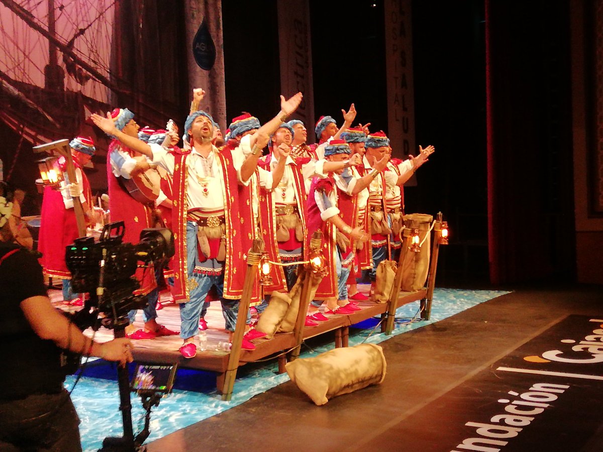 #Coac2020P16 En el escenario del Falla, la comparsa <a href="/orodelasindias/">Comparsa El Oro de Las Indias</a>  Síguenos en directo en el 92.8 y adc-radio-stream.flumotion.com/adc/live-radio… y a la carta en iVoox 
Participa enviando tu nota de audio a la Wassá del Carnaval al 690 031 537