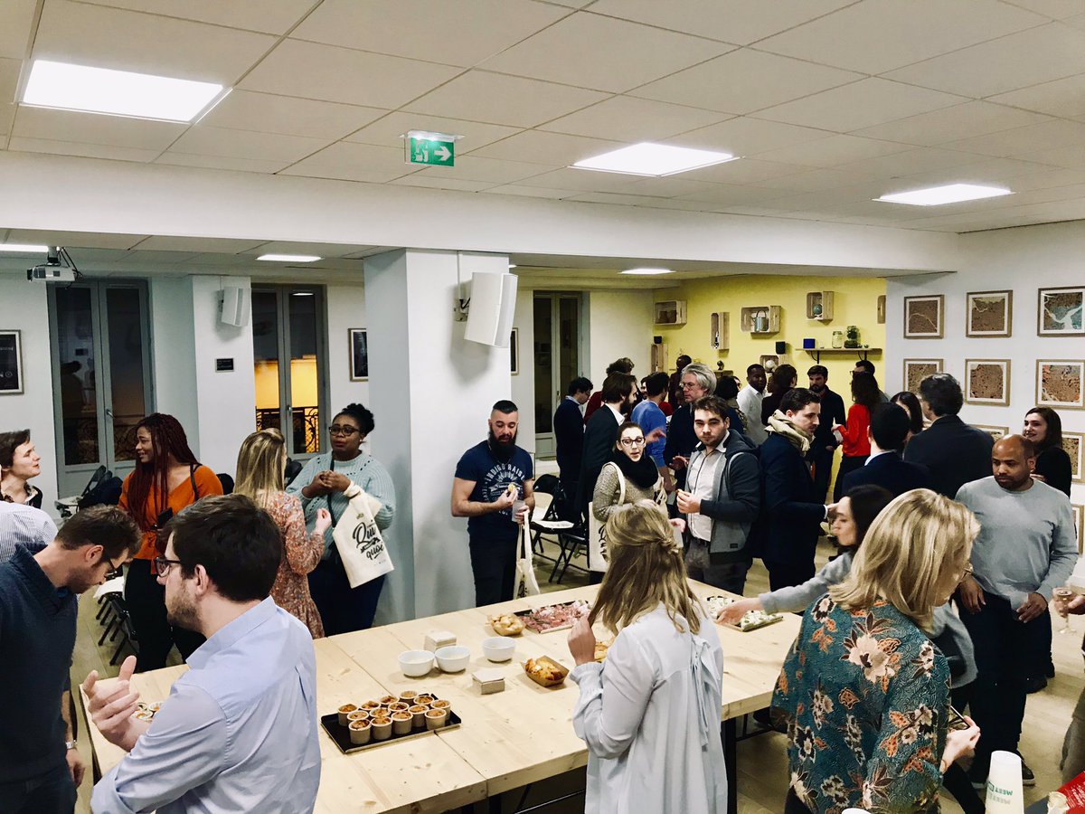 CometByExtia's tweet photo. La soirée continue pour la Comet’ #Ferro et la cinquantaine de participants ayant répondu présents 🥂🥪 https://t.co/ebTFX4TSqc