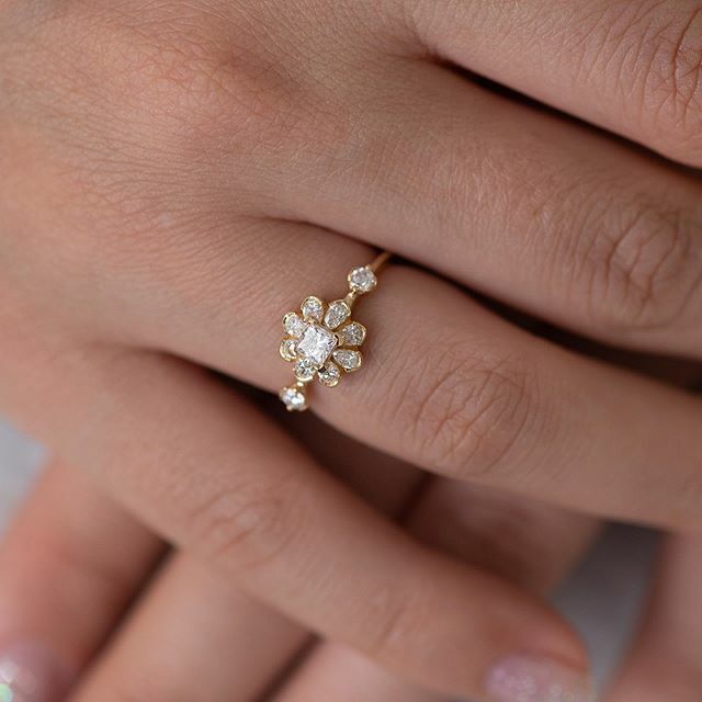artemerstudio's tweet photo. Flower of princesses, tear drops and brilliants ✨💦
.
.
.
.
#artemer #pearcut #clusterring #jewelrydesigner #uniqueengagementring #diamondflower #bridal #bespokering #alternativeengagementring #princessdiamond #diamondring #delicatering #flowerengagem… https://t.co/8lv20Dw5NZ https://t.co/dHFyhvJc7Q