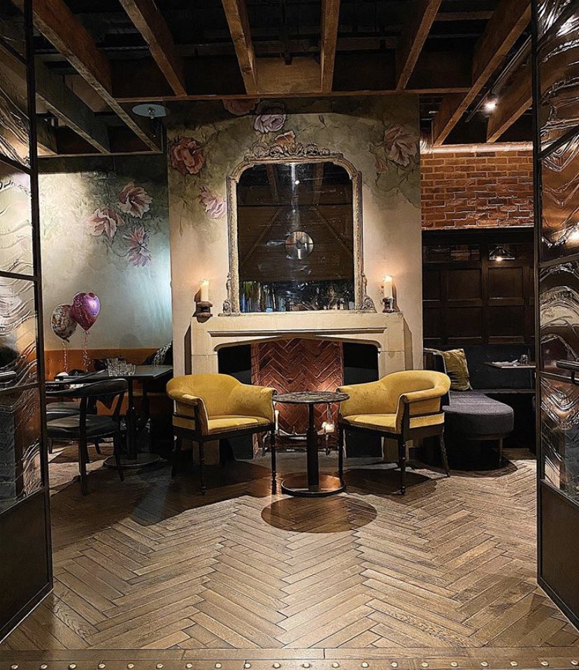 The Gun is the perfect spot for drinks & some great food! The buffalo wings were so good I had a whole plate to myself!