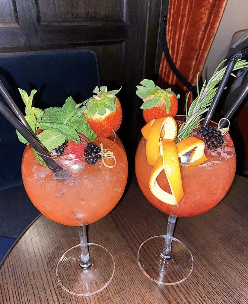 The Gun is the perfect spot for drinks & some great food! The buffalo wings were so good I had a whole plate to myself!