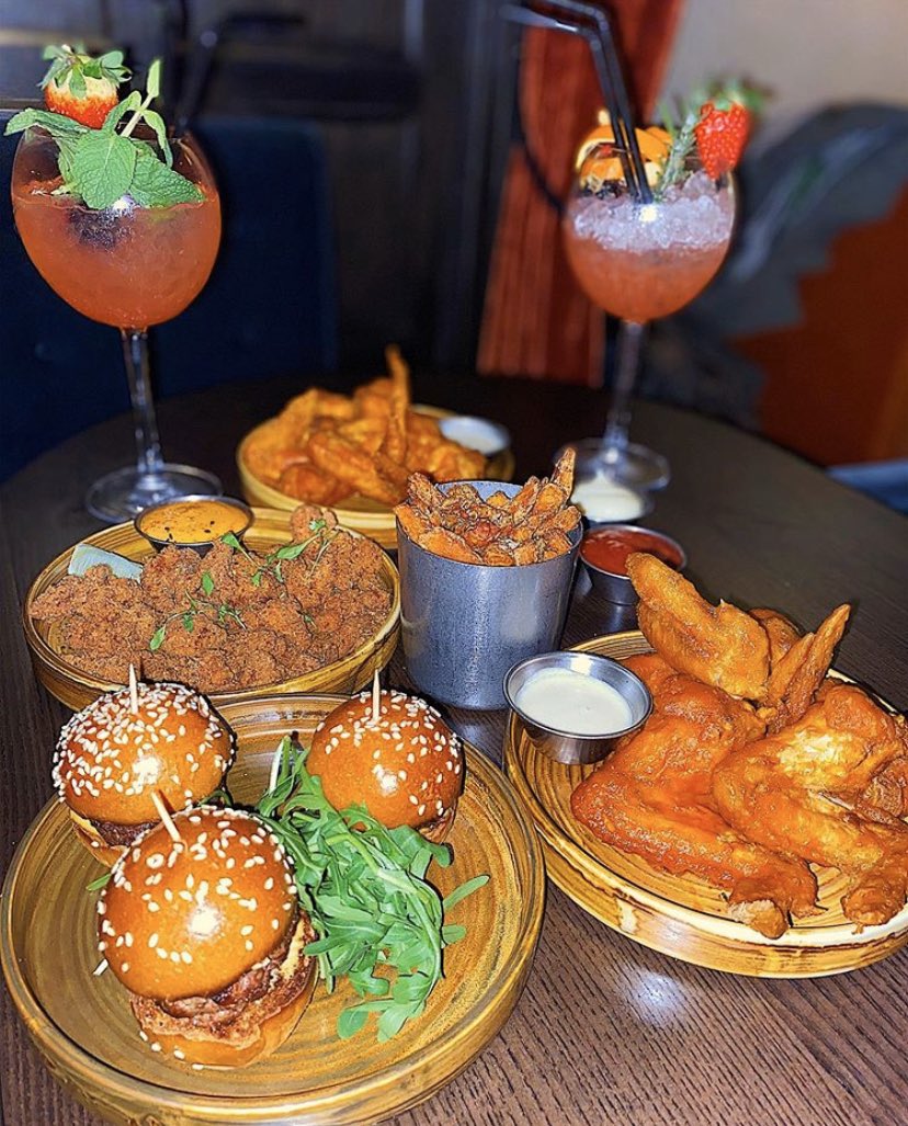 The Gun is the perfect spot for drinks & some great food! The buffalo wings were so good I had a whole plate to myself!