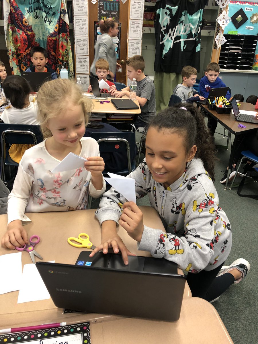 5Rlivelovelearn's tweet photo. 5R students became teachers today! They taught their kindergarten writing buddies how to create a google slide presentation called, “How To Make A Snowflake.” They were wonderful teachers and role models today. #5Rrockstars #rooseveltpride https://t.co/d29f7AxRQo