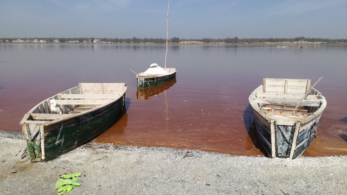 This time I went to Lake Retba during the dry season. The best period to see what algae, sun and wind do.