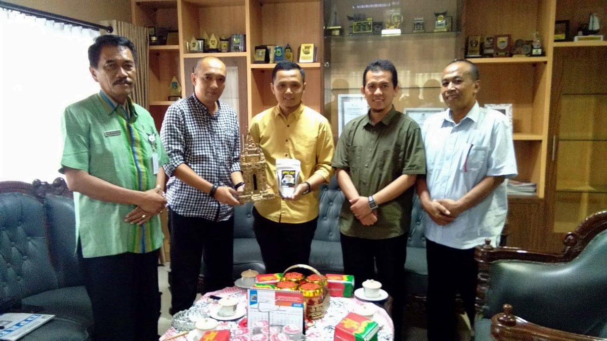 DPRDKabSemarang's tweet photo. Ketua DPRD Kabupaten Semarang, Bondan Marutohening dan Wakil Ketua DPRD Kabupaten Semarang, Muzayinul Arif bersama Sekretaris DPRD Kabupaten Semarang, Budi Kristiono menerima tamu Pimpinan DPRD Kabupaten Karanganyar, Selasa (4/2/2020).

#dprdkabsemarang
#bumiserasi https://t.co/Xw15d1Z7r1