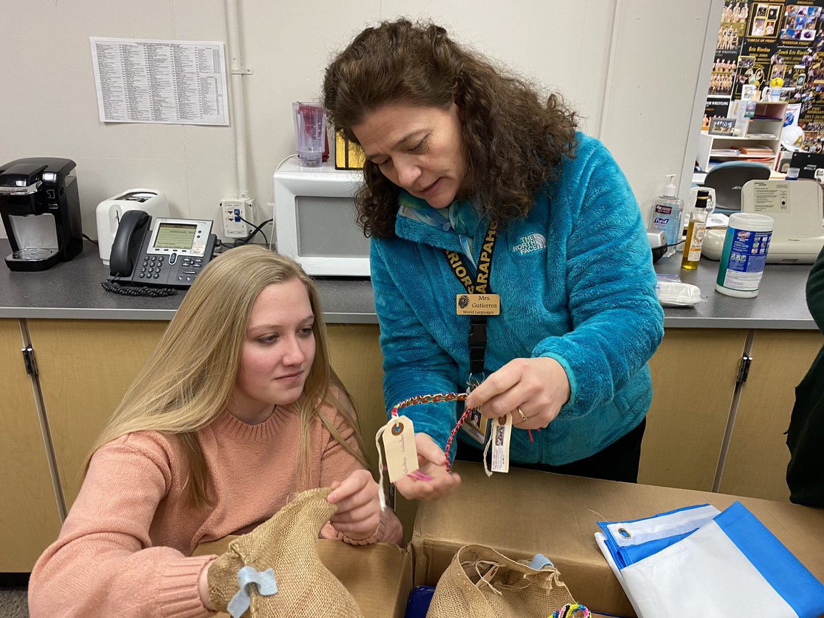 MrsSmartAHS's tweet photo. Are you ready? Come check out las pulseras!! #pulseraproject #sociedadhonor @ArapActivities https://t.co/p1fH4D2Klw
