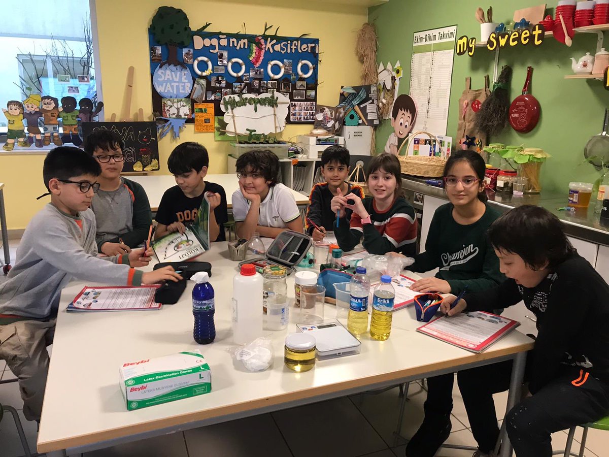 OkutanSevda's tweet photo. Yoğun akademik çalışmalarımızla 2. döneme merhaba diyelim.  4. Sınıf öğrencilerimizle atık yağları biyodizele dönüştürdük. 👨🏼‍🔬 👩‍🔬  @serozeren @AliRizaLule @nazli10er @ecologyword @bahçelievlerdogakoleji https://t.co/S0cMMuedJ7