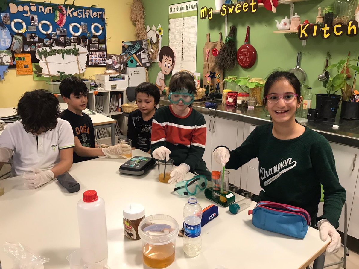 OkutanSevda's tweet photo. Yoğun akademik çalışmalarımızla 2. döneme merhaba diyelim.  4. Sınıf öğrencilerimizle atık yağları biyodizele dönüştürdük. 👨🏼‍🔬 👩‍🔬  @serozeren @AliRizaLule @nazli10er @ecologyword @bahçelievlerdogakoleji https://t.co/S0cMMuedJ7