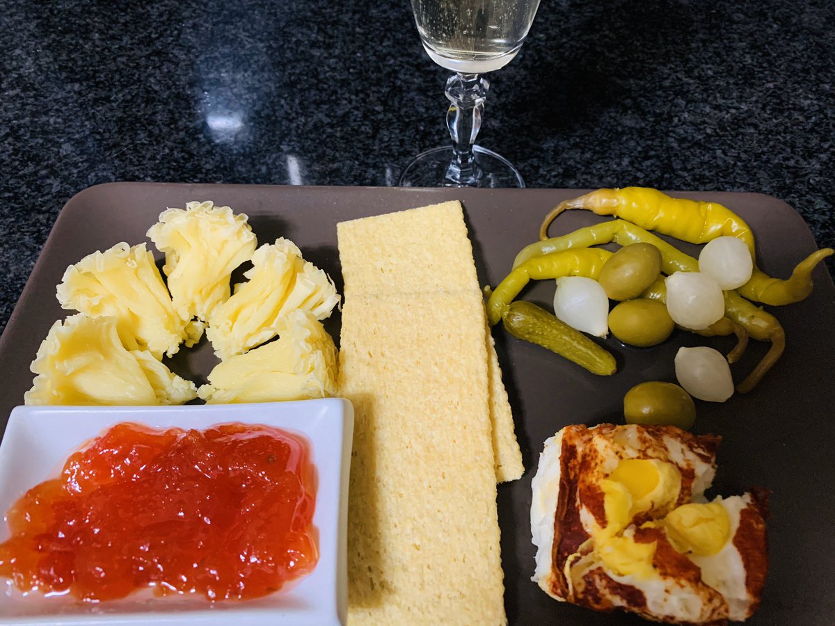 pimpammambo's tweet photo. La meva iaia en diria un sopar de “capritxu”. Jo en dic un sopar de mandra 😂 #FocusMatter. Sopar, CNN, RTL i netflix a full. El cava va per tu, @ehecacuauhtli 😂 https://t.co/RkgE8o7imR