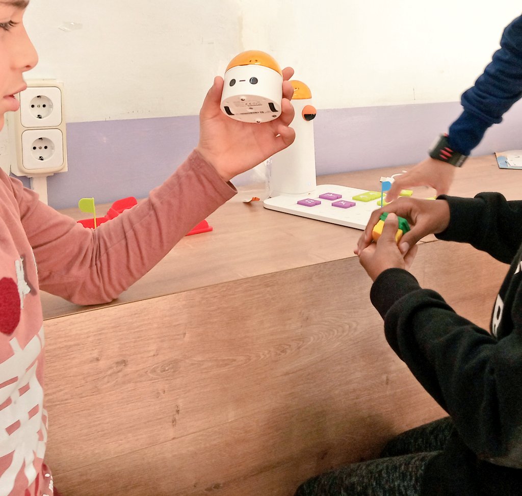 nsabate4's tweet image. #robóticaporlaigualdad
Ja tenim el kit #Matatalab a l'escola. Els de 5è no han pogut esperar i ja l'han provat.
Gràcies @SPC_robotics #mentorizaciónrobots
#CompartimRecursos #robóticaporlaigualdad
@xsune @manelsales @rmeix_p @MLuisaForjan @juliopachecoa #EscolaPúblicaReus #educar