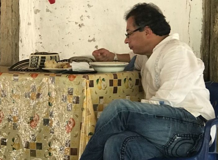 sergio dussan on Twitter: &amp;quot;Gustavo Petro tomandose una sopa mientras hay muchas personas pasando hambre, esa es la justicia social de la que el tanto habla? Lamentable. https://t.co/2jxntWEvuQ&amp;quot; / Twitter