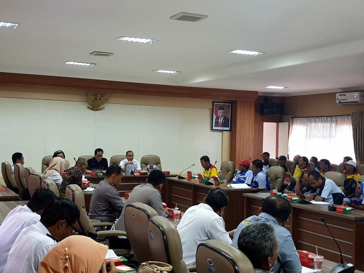 DPRDKabSemarang's tweet photo. Paguyuban Bandungan, Banyubiru, Jambu Bersatu Kabupaten Semarang diterima Komisi C DPRD Kabupaten Semarang di Ruang Banggar Gedung B Lantai 2, Selasa (4/2/2020). Audiensi dipimpin Wisnu Wahyudi, Joni Budi Raharjo, dan Weningtyas Adi Nartani.

#dprdkabsemarang 
#bumiserasi https://t.co/M8BRYorX1q