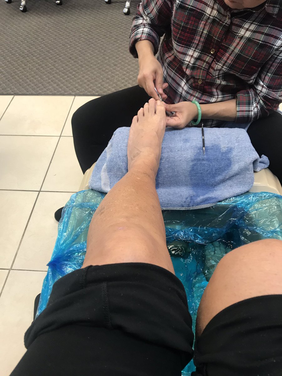 MsChloeFLR's tweet photo. My boy often presents me with a tribute. This time it was for a pedicure. Happily sitting at the spa, getting my toes done. Picked a color I think he will like kissing most. Life is good.#flr #tributelove https://t.co/LL0d2QipDQ