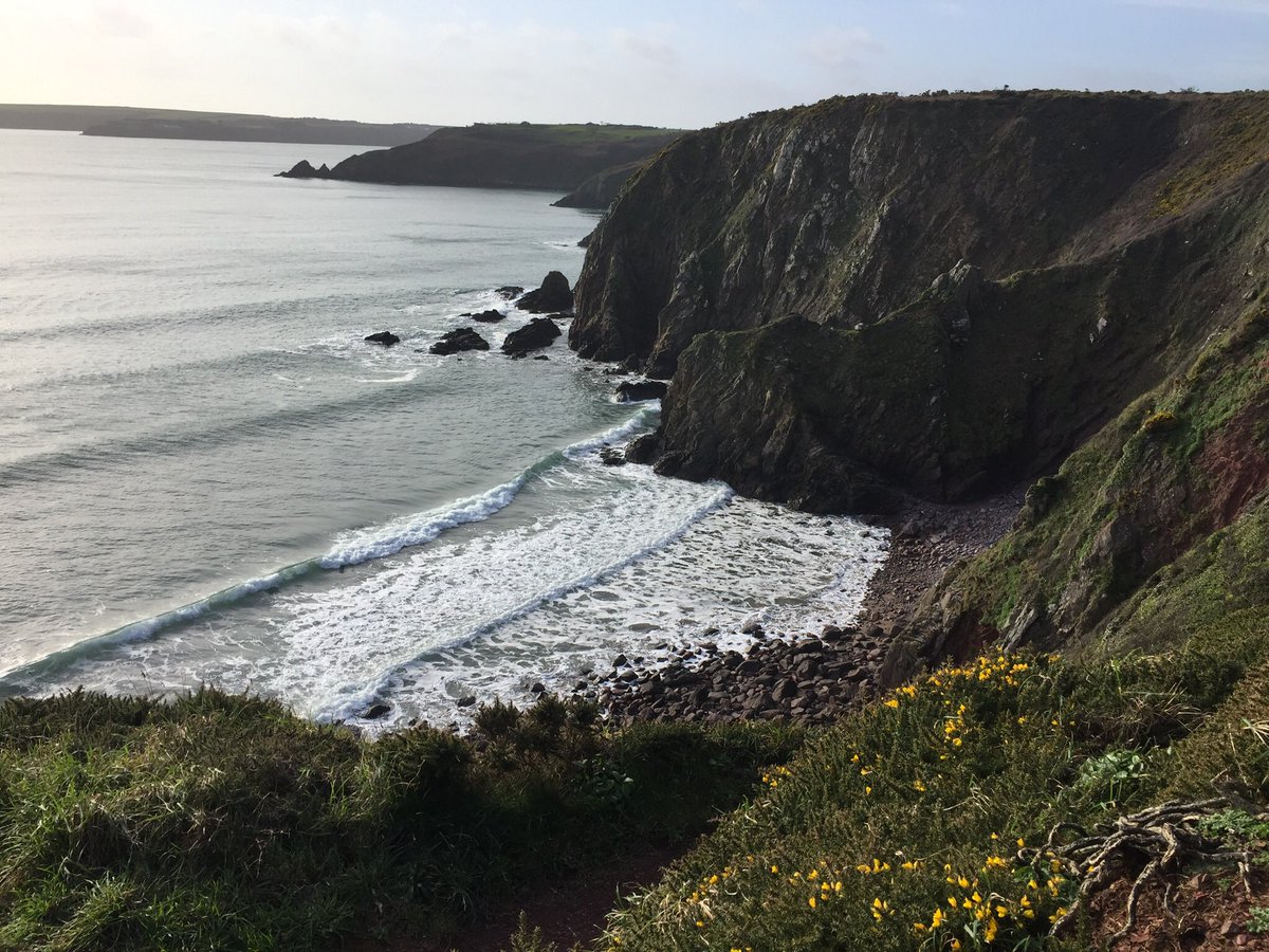 Lovely walk to Lindsay Bay passing Folly at Monk Haven en route #StIshmaels #Pembrokeshire