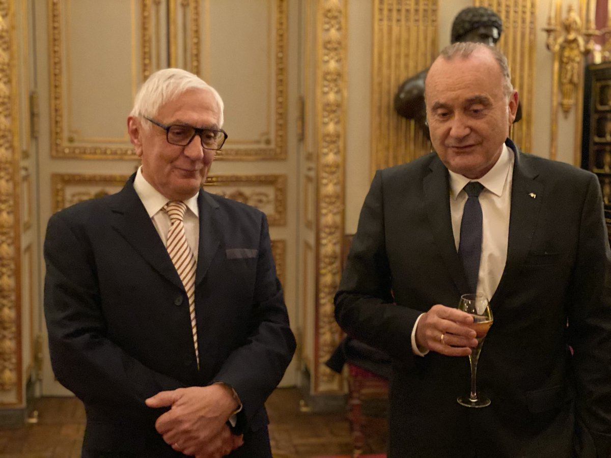ehennau's tweet photo. Une page se tourne, merci et bravo Patrick Leo. Excellente retraite à toi. Nous te souhaitons tous beaucoup de bonheur et de plaisir. ⁦@Jacques2Peretti⁩ ⁦@MarieeOlivier⁩ ⁦@mattei_antoine⁩ ⁦@MathieuLeo1⁩ ⁦@AXAFrance⁩ https://t.co/inHjNuwnKR
