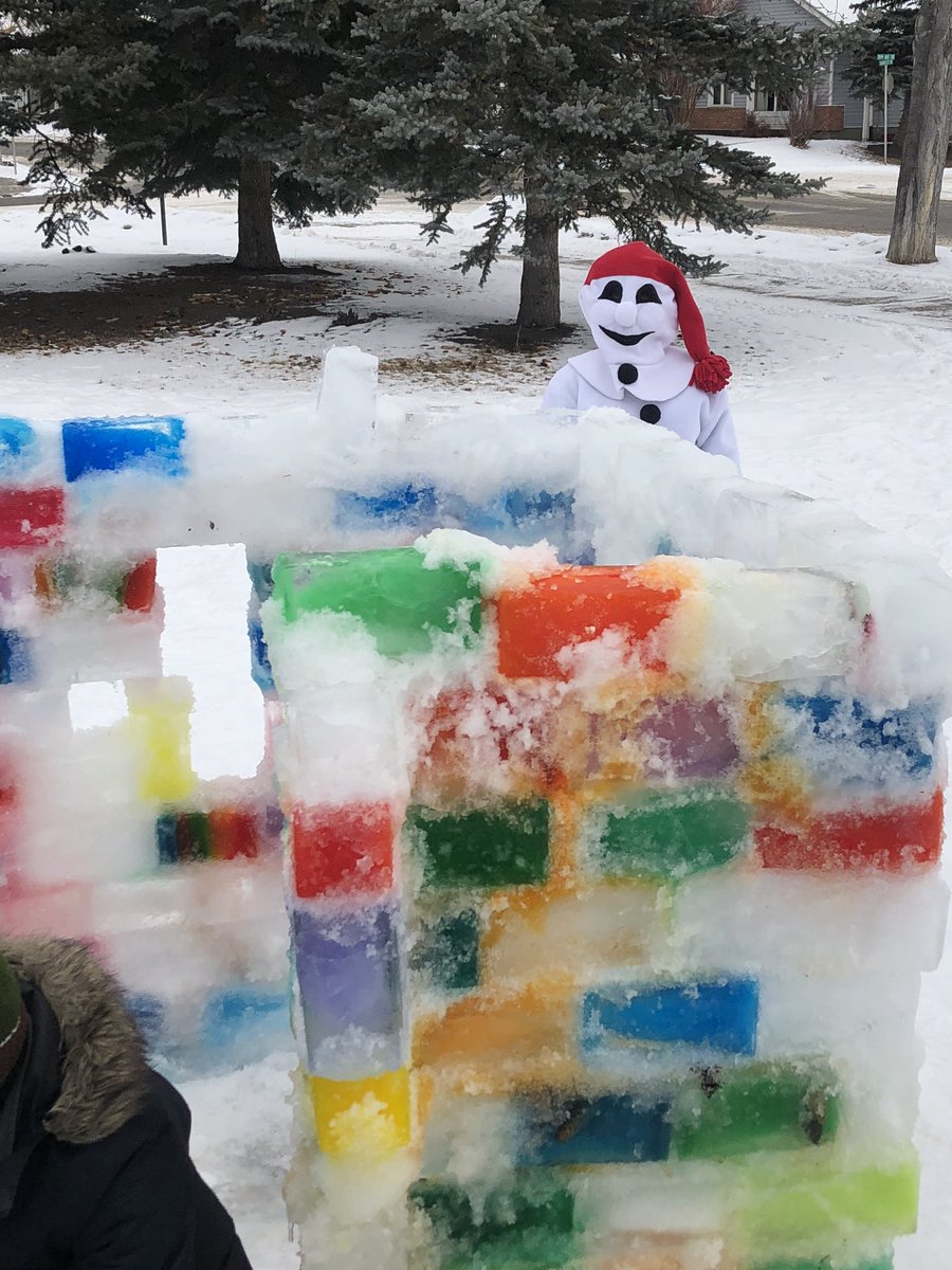JJAndreaM1's tweet photo. Bonhomme, bonhomme! Carnaval de JJ! On s’amuse bien!@JohnstoneSchool #CBElanguages https://t.co/LCjRv5fciY