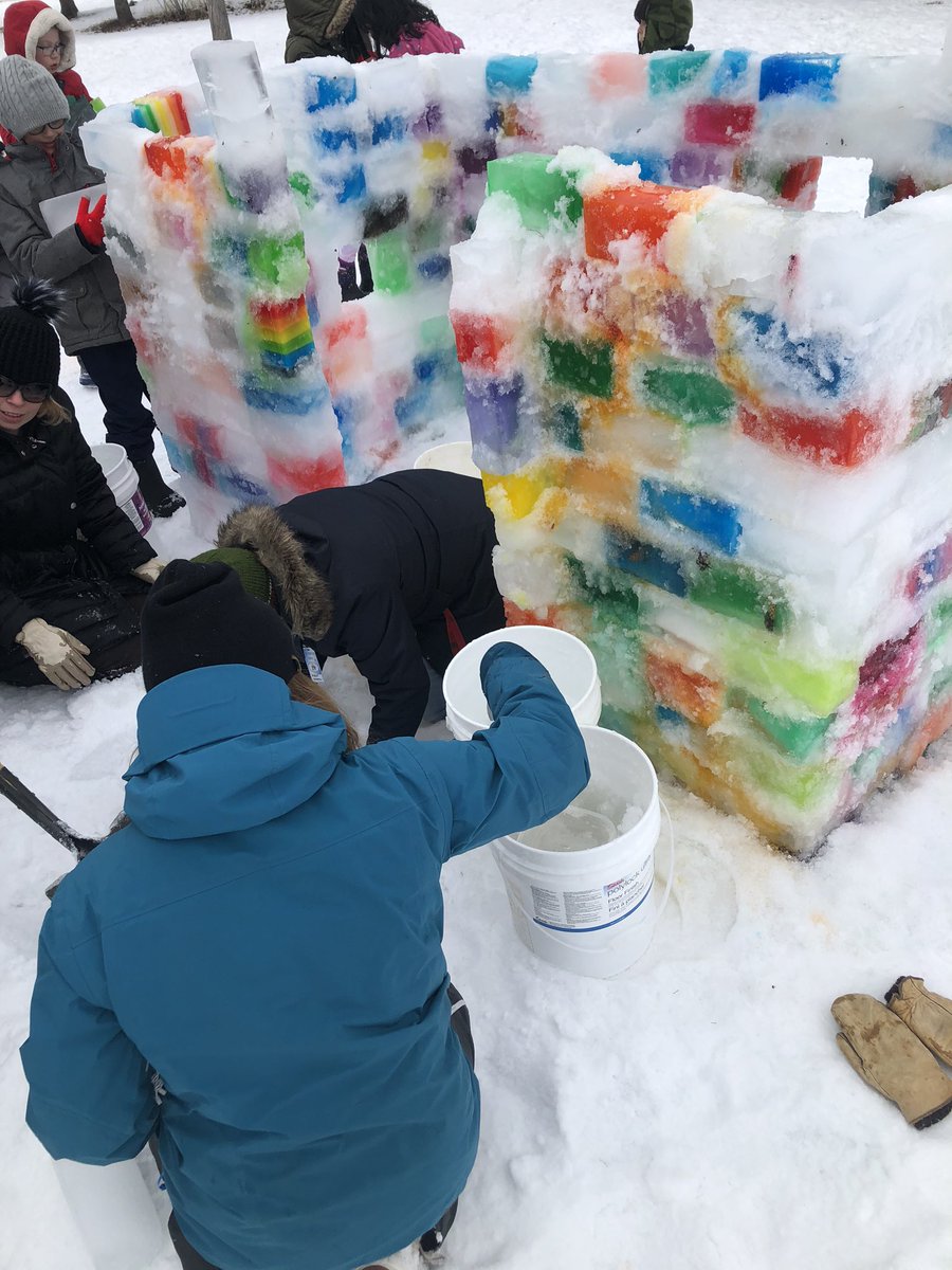 JJAndreaM1's tweet photo. Bonhomme, bonhomme! Carnaval de JJ! On s’amuse bien!@JohnstoneSchool #CBElanguages https://t.co/LCjRv5fciY