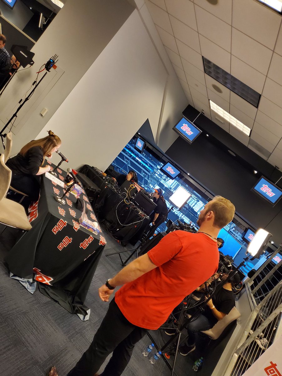 BreakerCulture's tweet image. Pete Alonso opening the first pack....

#MillionCardRipParty