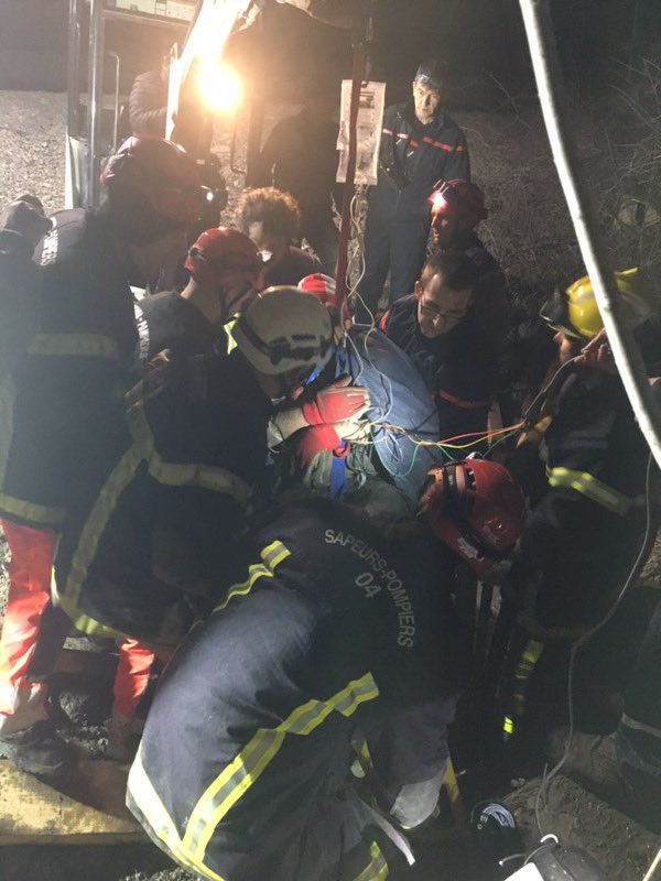 Pompiers04's tweet photo. Les @Pompiers04 sont intervenus pour une personne piégée et enlisée depuis dimanche dans un trou de vase et d’agglomérat.
2️⃣0️⃣personnels, 1️⃣unité SD engagés.
3️⃣heures de travail délicat,avec l’aide d’une minipelle d’un agriculteur, la victime, médicalisée sur place par le #SAMU04 https://t.co/HpJyo0nJox