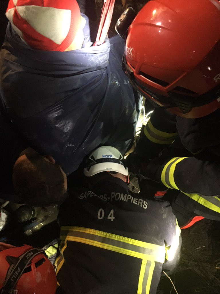 Pompiers04's tweet photo. Les @Pompiers04 sont intervenus pour une personne piégée et enlisée depuis dimanche dans un trou de vase et d’agglomérat.
2️⃣0️⃣personnels, 1️⃣unité SD engagés.
3️⃣heures de travail délicat,avec l’aide d’une minipelle d’un agriculteur, la victime, médicalisée sur place par le #SAMU04 https://t.co/HpJyo0nJox