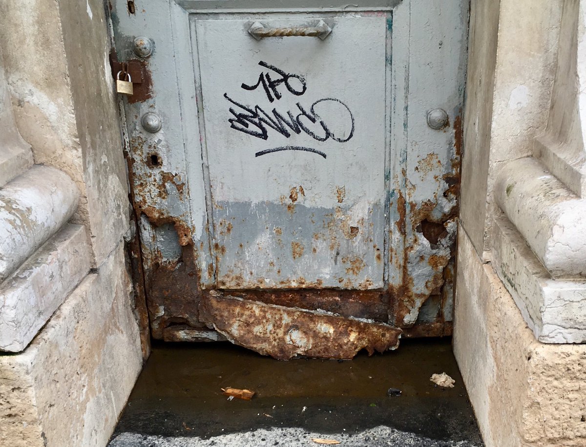 JCQDSE's tweet photo. Avec un peu de temps, les pisseurs arriveraient à faire tomber la Tour Eiffel. 🙃
(Porte dans un pilier du métro aérien, sur la « promenade urbaine »). https://t.co/bM5Qd1e9ZZ