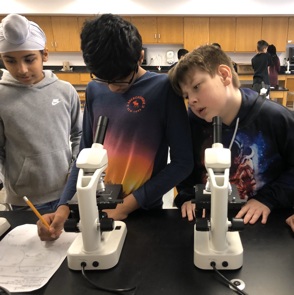 MsBlandford's tweet photo. the look when you realize you're looking at REAL human blood, lung (both below), stomach, and skin cells under the microscope, all to figure out why humans can't produce our own food
*because we don't have chloroplast- the organelle in plant cells (below) that does photosynthesis https://t.co/fd9RHWrjYv