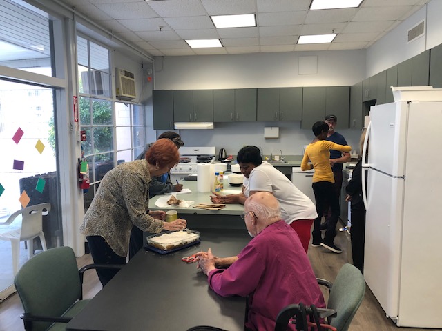 lighthouse_nola's tweet photo. Our New Vision students are master chefs! We offer hands-on assistance to help develop the basic techniques necessary to function independently with #VisionLoss. Our New Vision class includes meal preparation, money management &amp; more! Call 504-899-4501 ext. 245 to learn more. https://t.co/MioijOeLTe