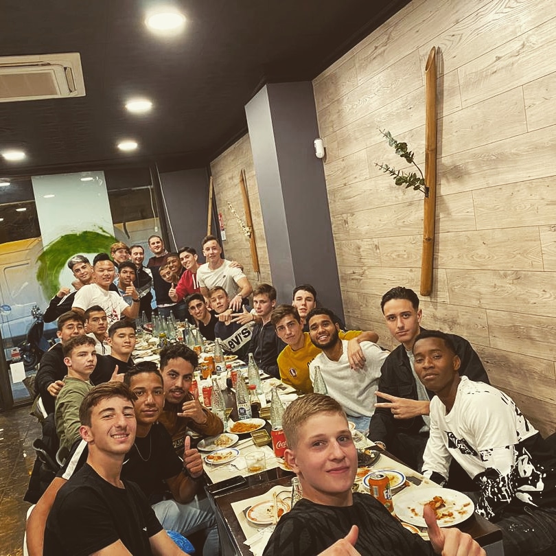 Mfalpri's tweet photo. Cena #Japo con este pedazo de equipo #MarcetB #misniños y con mi compañero @robemon2006 #Buenosratitos #entrenamientoinvisible https://t.co/hwVVFyoZav