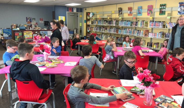 MorganDMiller's tweet photo. 3rd Grade Ss experiencing a "Book Tasting" today in the library!  Such a cool way to expose Ss to books they might not pick up off of the shelf on their own!  @NP_CentralElem Thank you, @slechttr and Mrs. Hadaway! @NorthPolkCSD #dontjudgeabookbyitscover https://t.co/8HINxRzlx0