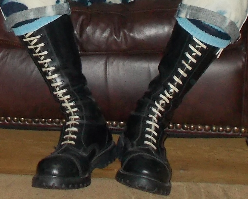 PayToServe's tweet photo. and that #BootService will make this unworthy #cashfag go #DEEPER, get #DARKER and feel #LOWER than it could ever imagine https://t.co/poNiAoPTOe