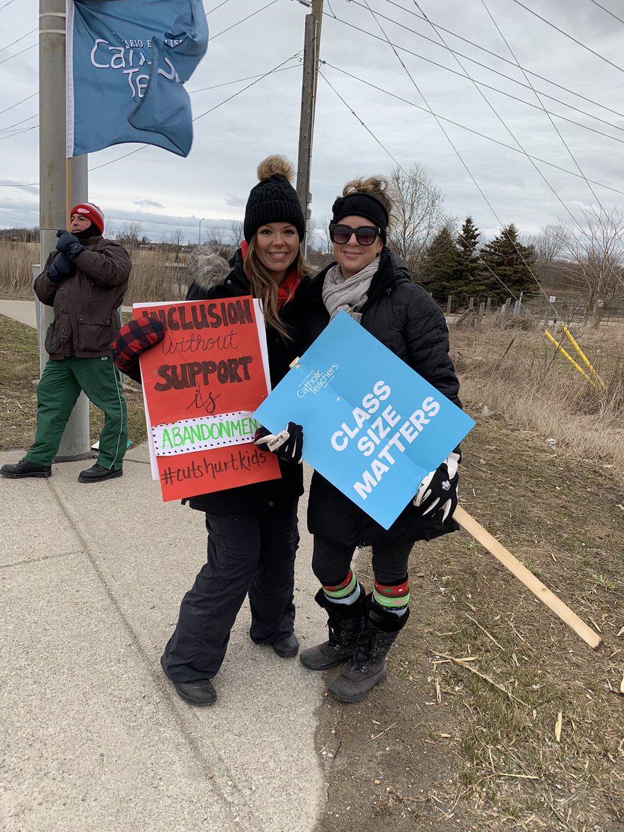 MrsJRoss1's tweet photo. Standing up for what really matters. #cutshurtkids #redfored #OECTA #classsizematters #cantdomorewithless @OECTAStClair @OECTAProv https://t.co/CJhHaGj5TA