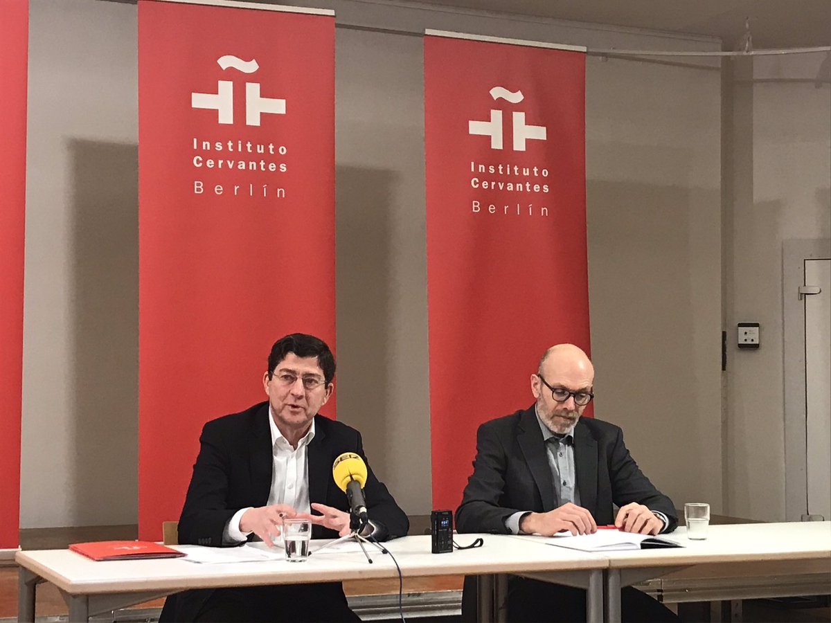 Ignacio Olmos (i.), nuevo dtor. del <a href="/CervantesBerlin/">Instituto Cervantes</a>, busca su revitalización y presenta un interesante programa titulado ‘El peso del pasado’. En Berlín estarán Xosé M. Núñez Seixas, Reyes Mate, Carlos Saura, Nicolás Sánchez Albornoz y <a href="/RosaSalaRose/">Rosa Sala Rose</a>, entre otros.