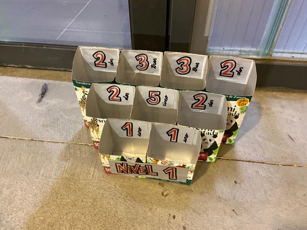 GR37EF's tweet photo. Que no se enteren por ahí de todo lo que podemos hacer con material reciclado/reutilizado para nuestras clases porque nos dejan sin partida económica. Grandes propuestas de todo tipo las trabajadas en la tarde de hoy. #formacioncyl, @CFIESA_EFA @cfiesalamanca https://t.co/HiszZ7lhL7