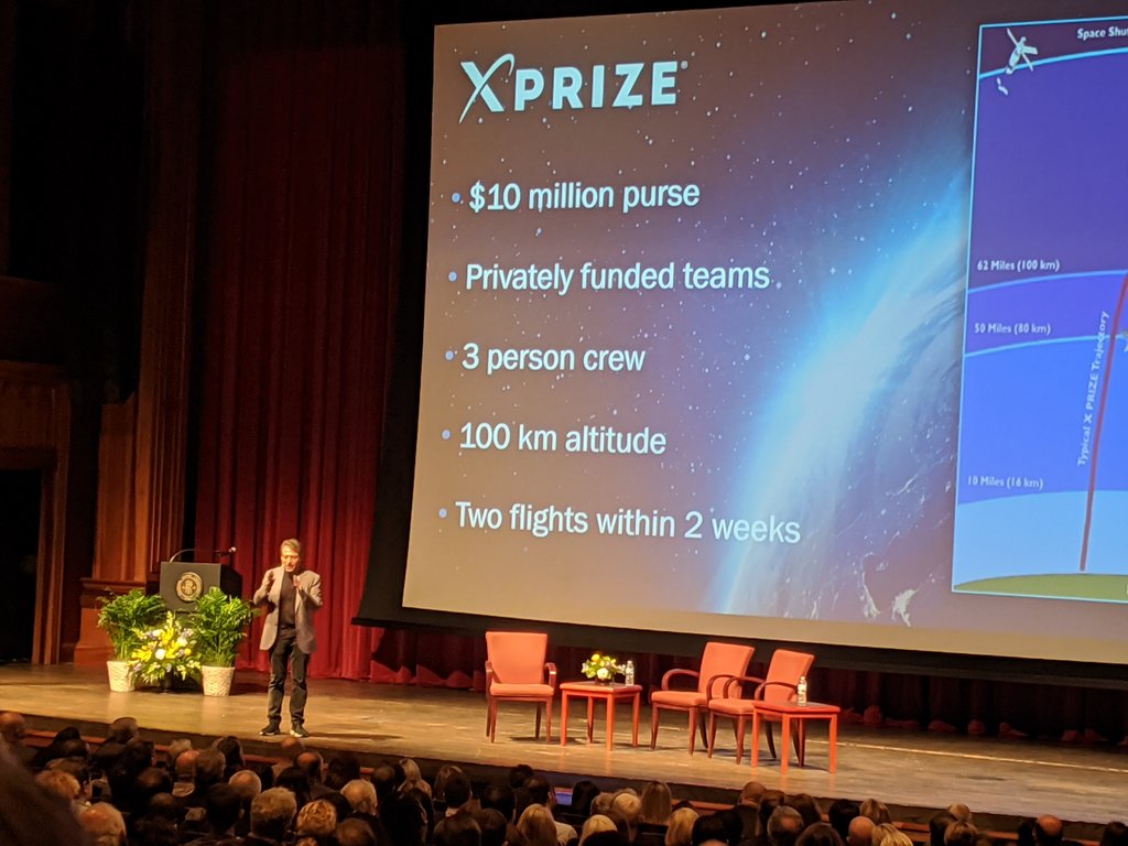 LSCUYPtlh's tweet photo. @PeterDiamandis is on stage! "Learn to ask great questions!" #pwrfwd https://t.co/7yxqneg0eB
