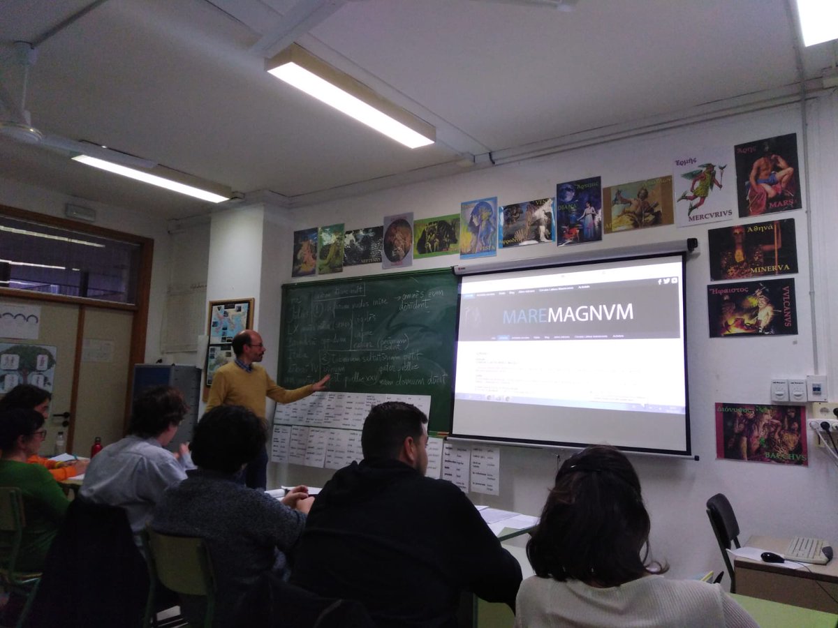 Hodiē gradus secundus cursūs linguae Latīnae tīrōnibus dīcatī Palmae initium fēlīciter cēpit, quī Ātrium II īnscrībitur, Genesiō Quiñonero et Radulfō Segarra magistrīs. XIII discipulī optimī prīmae sessiōnī interfuērunt atque admodum scholīs fructī sunt.