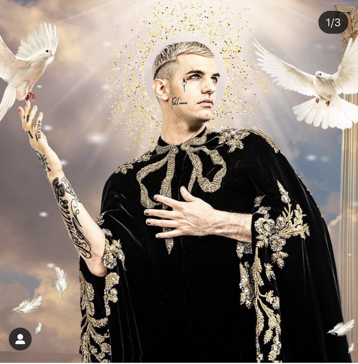 cinicada's tweet photo. E all’improvviso il GENIO
#AchilleLauro #Sanremo2020 https://t.co/EQm5wioN4W