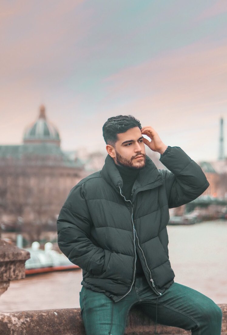 Ils510's tweet photo. @chaudlaine est un des membres emblématique des #Ils5 / il habite à Lyon et est connu pour avoir été légendaire dans une publicité où il incarnait Ricky Martin 😍 selon une récente étude il est la star la plus prisée du vieux Lyon après @enjoyphoenix ✨ https://t.co/uu7MozpS2c
