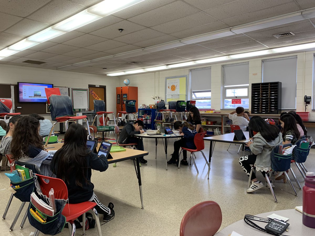 Ms_Rippin's tweet photo. Great first Art Club meeting! The students are learning about cityscapes this week #hiawathapride https://t.co/XQ50PqEYuR
