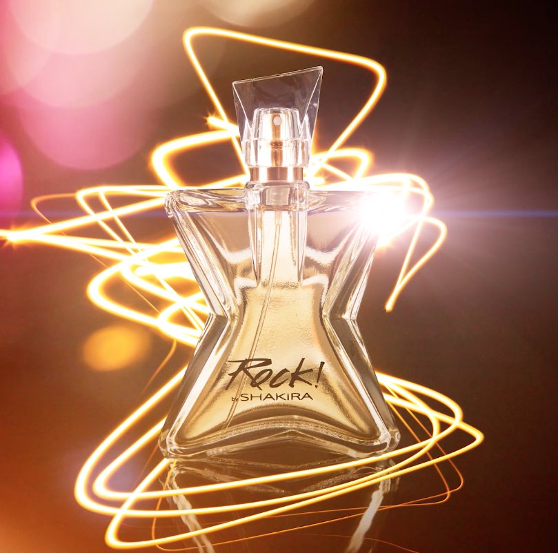 ShakiYFan's tweet photo. Su baile, su voz y su presencia en el escenario la hacen una estrella en el evento deportivo más importante. 
Sus perfumes como #RockByShakira #DanceByShakira #DreamByShakira la reflejan la artista icónica que es. 💋💋 #Shakira #ShakiraPerfumes #Shakifans #Puig #PuigColombia https://t.co/vwynKqB9iM
