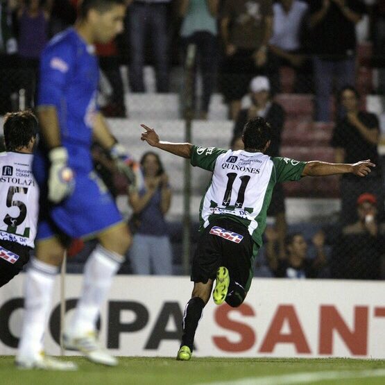 RacingClubUru's tweet photo. 1️⃣0️⃣ años atrás...

[🔙🤩] Esa noche, tras vencer 2-0 a @JuniorClubSA, obtuvimos la clasificación a la fase de grupos de la @Libertadores. 
#HacemosEscuela https://t.co/AhrxzEd5xA