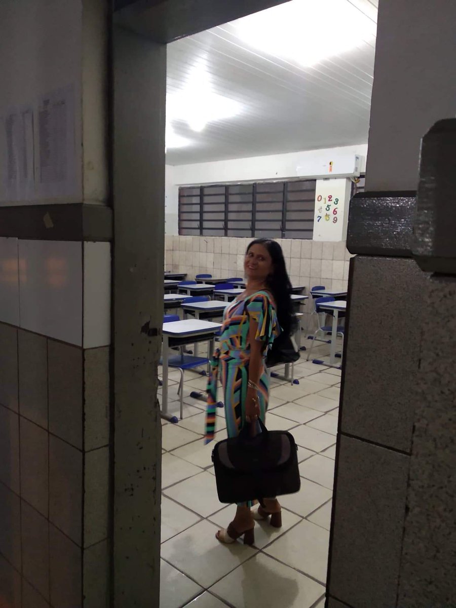 samguaja's tweet image. Primeiro dia de aula da minha mãe,  com direito a ensaio fotográfico.
Toda top model... Deixa o semestre passar kkkk
