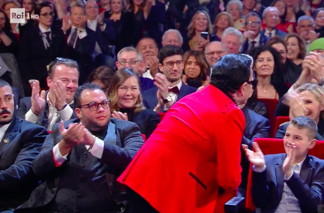 MarioManca's tweet photo. Il pubblico dell'Ariston impazzito per Cristiano Malgioglio che, naturalmente, indossa le lenti scure alle 22.53. #Sanremo2020 https://t.co/rs0fJKdakj