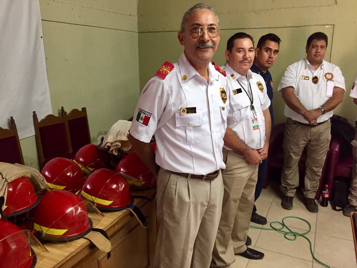 El sábado se hizo entrega de 25 cascos y 25 escafandras a la Asociación de Bomberos Veteranos de BCS. Donación lograda Gracias al maquinista Marcelo de Casas del Dpto. de Bomberos de San Diego CA.