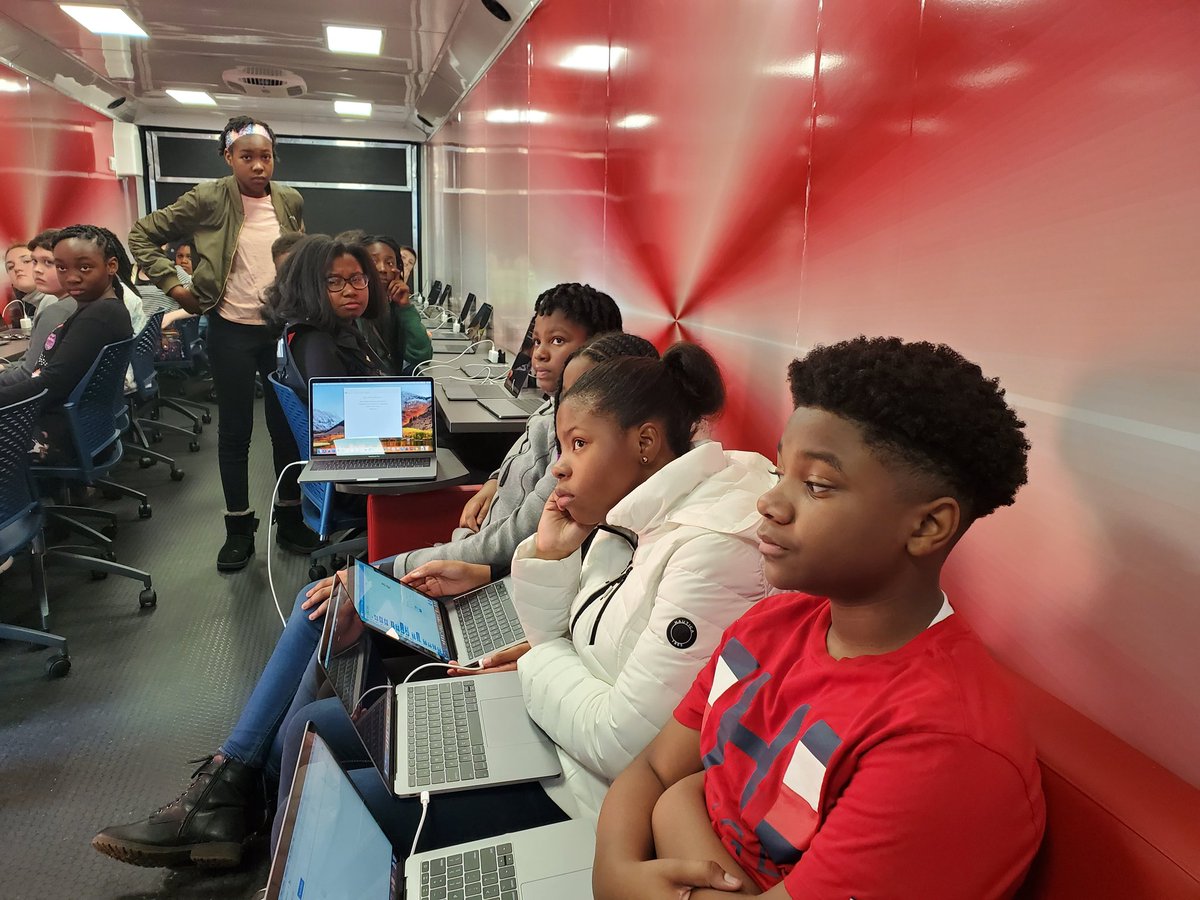 MsYBR17's tweet photo. I had a great time with the 5th grade students at Valley Grande Elementary! #WCCS #CISDept #MobileLab https://t.co/wcWP1UlKHW