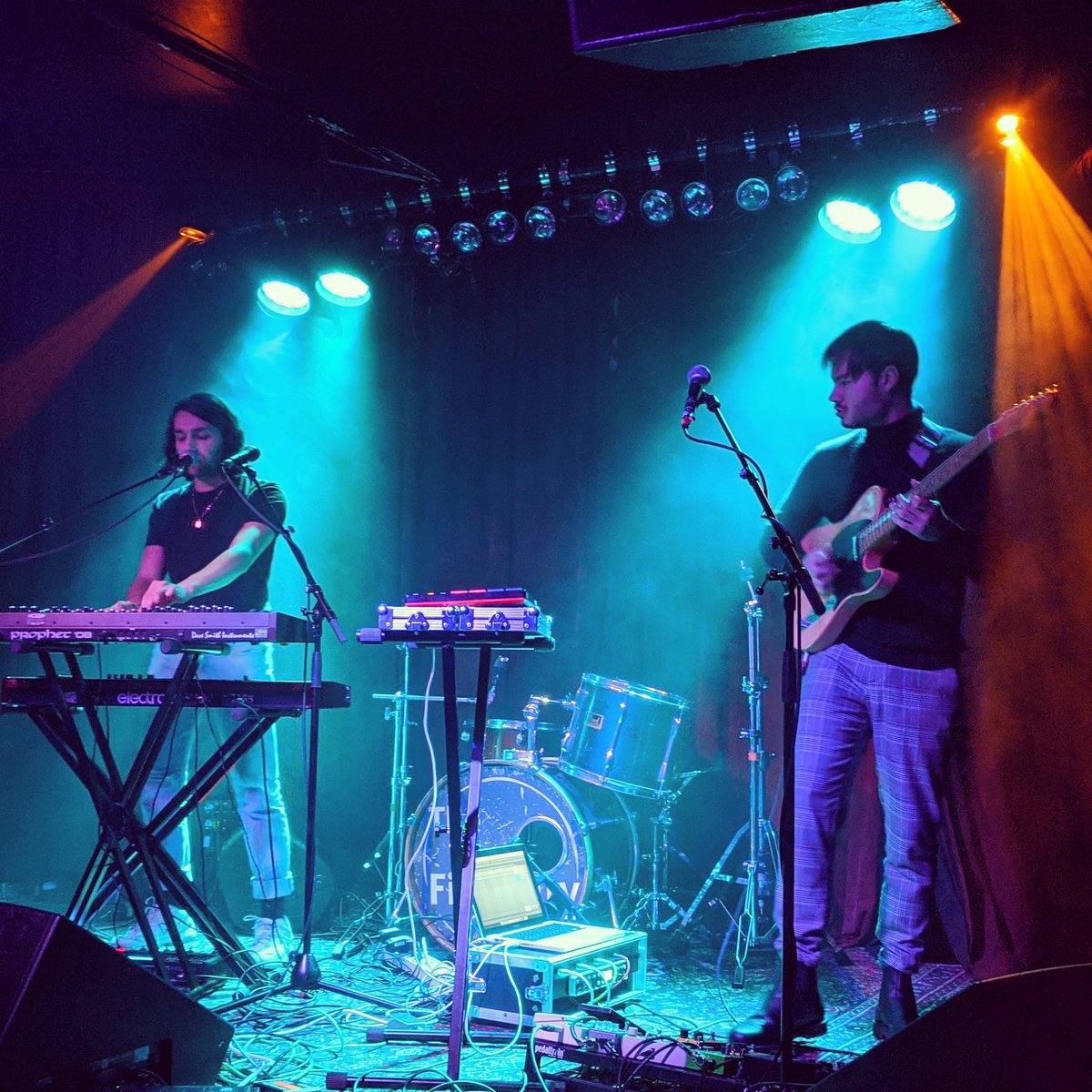 StopLookListenX's tweet photo. Too much electropop coolness for a Tuesday evening?! 🤩 

A rare treat to have @NinetysStory in London tonight @TheFinPub. Catch them live when they are next in town. https://t.co/AymbbxSDpm