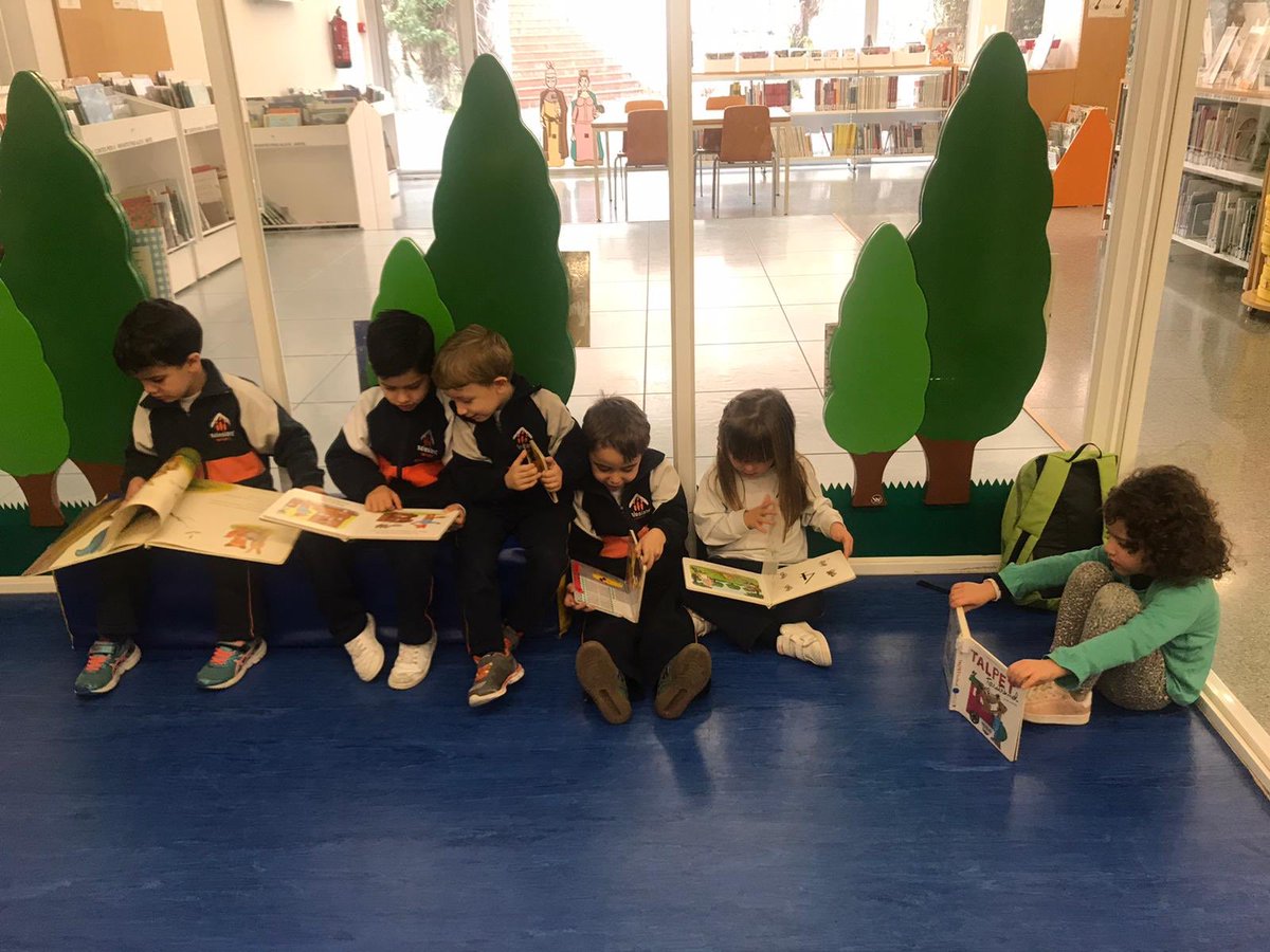 SalesiansMAT's tweet photo. Eduquem persones #comunicatives i amants de la lectura i, per això, els nens i nenes de P4 van visitar la #bibliotecapompeufabra @bibliosmataro El #perfildesortida comença a Infantil! https://t.co/h9T7D4Or0P